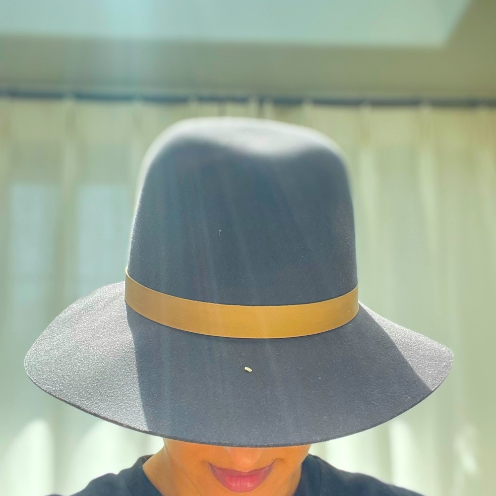 Janessa Leone size Med wool hat